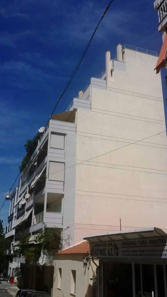 Οκταόροφη πολυκατοικία — Αθήνα