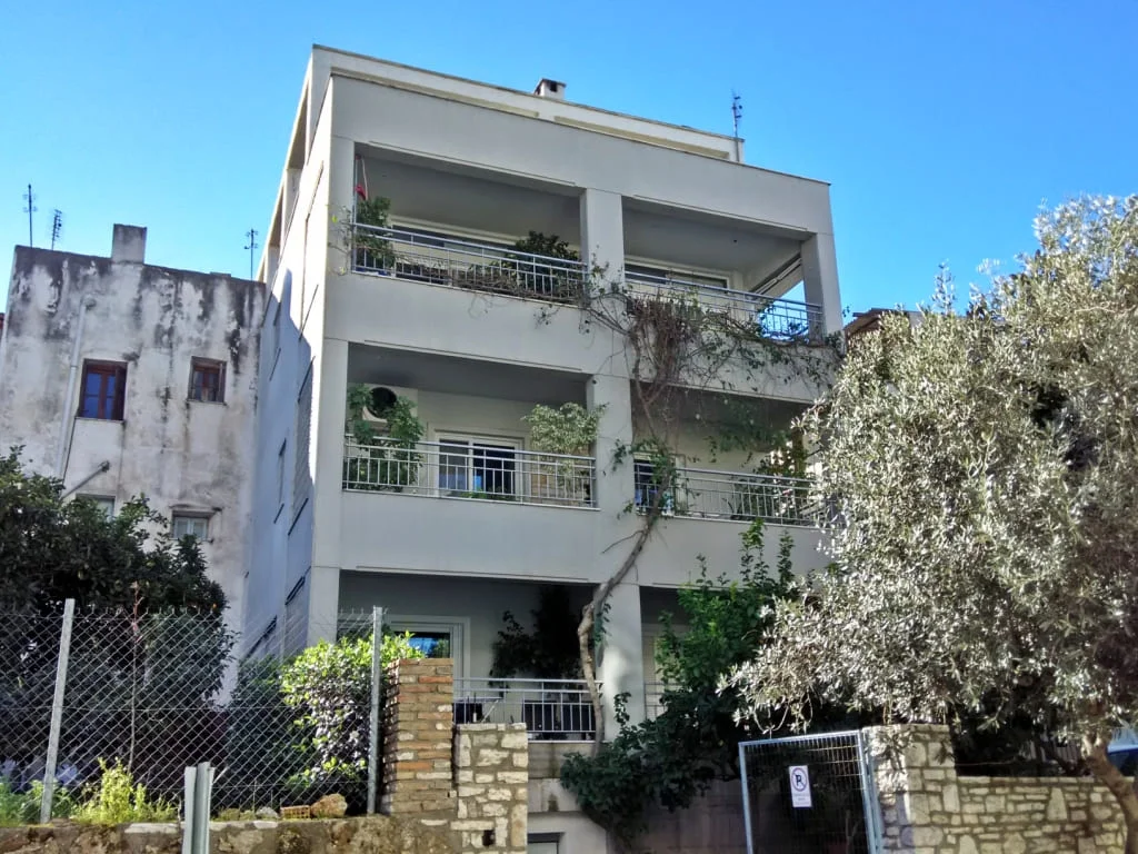 Τριώροφη κατοικία — Πύργος